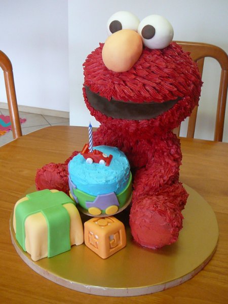 This is an image of an elmo cake for kids